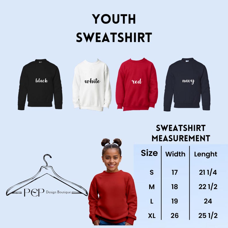 Puede incluir: Una taza de cer&aacute;mica blanca con asa negra y el texto "But First, Coffee" en negrita negra. La taza se encuentra sobre un fondo borroso, sugiriendo un ambiente acogedor.