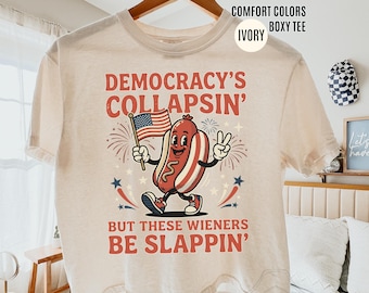 Camiseta cropped Comfort Colors® "A democracia está desmoronando, mas essas salsichas estão arrasando", top cropped engraçado para o 4 de julho, presente patriótico com estampa de cachorro-quente.