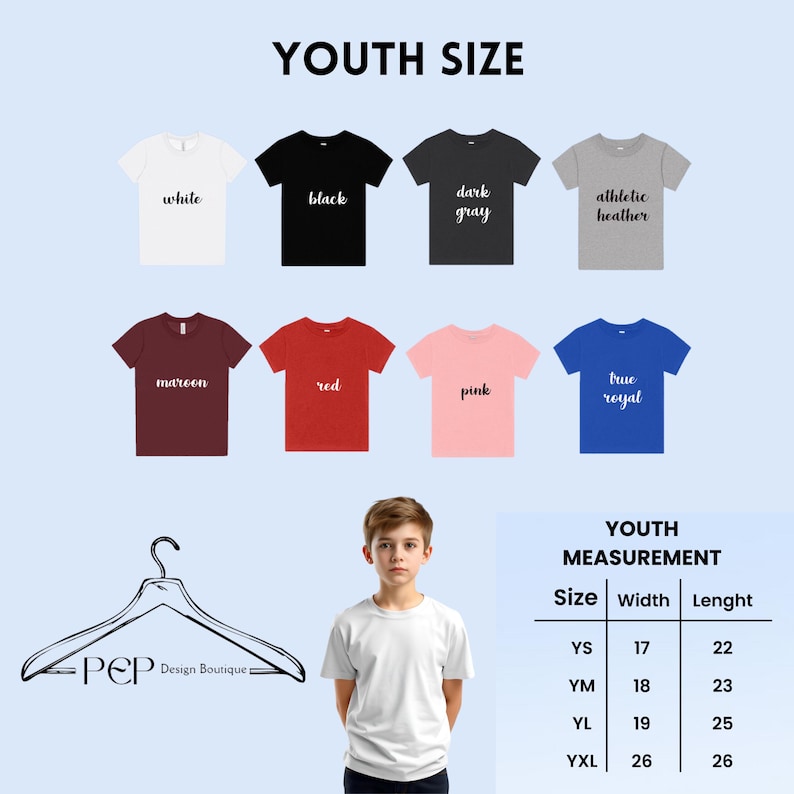 Puede incluir: Tabla de tallas de camiseta para j&oacute;venes con medidas en pulgadas. La tabla muestra el ancho y la longitud de cada talla, desde YS hasta YXL. La tabla se muestra sobre un fondo azul claro con una percha y el texto "Pep Design Boutique".