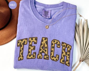 Camisa de leopardo para maestras Comfort Colors: camiseta "Enseña, ama e inspira"