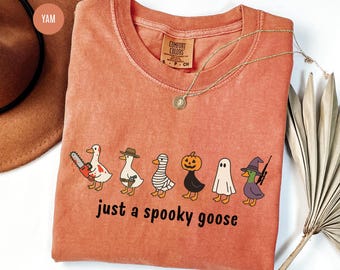 Camiseta de Ganso de Halloween con Colores Confortables: "Solo un Ganso Espeluznante", Divertida camiseta con gráfico de ganso, Gansos Divertidos