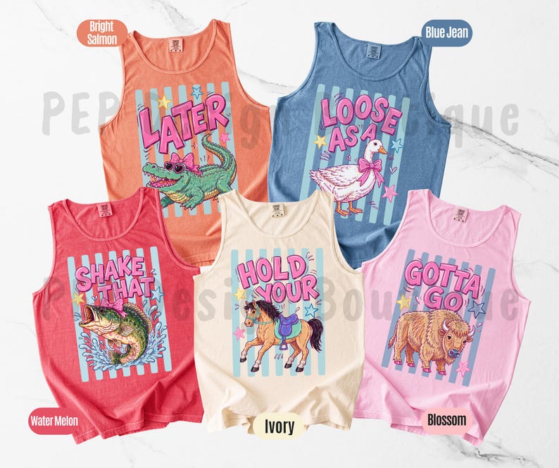 K&ouml;nnte beinhalten: F&uuml;nf &auml;rmellose Tanktops in verschiedenen Farben: helles Lachs, Jeansblau, Wassermelone, Elfenbein und Bl&uuml;ten. Jedes Oberteil hat ein einzigartiges Grafikdesign mit Text und Cartoon-Tieren, darunter ein Alligator, eine Gans, ein Fisch, ein Pferd und ein Bison.