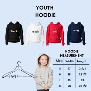 Puede incluir: Se muestran sudaderas con capucha juveniles en negro, blanco, rojo y azul marino. La imagen incluye una tabla de tallas con medidas en cm para ancho y largo. El texto "YOUTH HOODIE" est&aacute; en la parte superior. Una ni&ntilde;a lleva una sudadera gris claro.