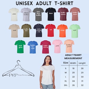 Puede incluir: Un gr&aacute;fico que muestra los diferentes colores y tama&ntilde;os de camisetas unisex para adultos. El gr&aacute;fico incluye 18 colores y tama&ntilde;os diferentes que van de la S a la 2XL. El gr&aacute;fico tambi&eacute;n incluye las medidas de ancho y largo para cada tama&ntilde;o en pulgadas.