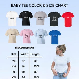 K&ouml;nnte beinhalten: Eine Farb- und Gr&ouml;&szlig;entabelle f&uuml;r Baby-T-Shirts. Die Tabelle zeigt T-Shirts in verschiedenen Farben, darunter Wei&szlig;, Schwarz und Rot. Eine Ma&szlig;tabelle zeigt Gr&ouml;&szlig;en und Abmessungen in Zentimetern. Der Text "BABY TEE COLOR & SIZE CHART" steht oben.