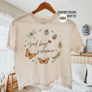 Comfort Colors® Retro Sad Bug Summer Boxy Tee, Summer Bug Cropped Tee, Cottagecore Insect Crop Top, Naturlig Sommarcrop, Sommarpresent till henne