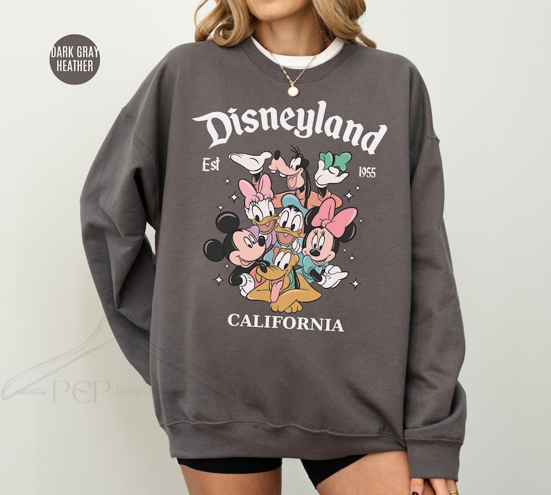 Sudadera retro de Mickey y sus amigos de Disneyland, camiseta gráfica de Disneyland de 1955, suéter vintage de vacaciones de Disney, sudadera con personajes de Disney imagen 3
