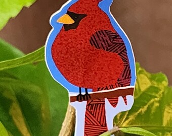 Adesivo in vinile con cardinale rosso: uccello impermeabile su ramo innevato