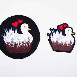 Sticker oiseau Sticker vinyle nid d'oiseau découpé ou Sticker cercle au choix Sticker oiseau nid avec coeurs Sticker oiseau pacifiste cercle