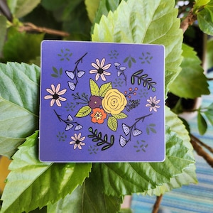 Blauer Blumenaufkleber Quadratischer Aufkleber Gelbe Blumen Blauer Hintergrund-quadratischer Aufkleber Blumengeschenk für Freunde Floraler blauer Aufkleber Vinyl