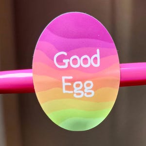 Pegatina de Pascua, pegatina de huevo de Pascua, vinilo, pegatina de Pascua, regalo, cesta de Pascua, golosinas, colores arcoíris rosa, pegatinas de color arcoíris azul y verde.