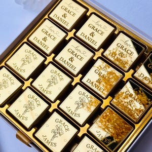 Bomboniere personalizzate in cioccolato per matrimonio: plexiglass dorato, vero cioccolato al latte