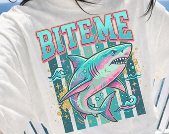 BITEME Shark png, retro zomer haai sublimatieontwerp, kust preppy strandafbeelding, trendy girly haaienshirt png
