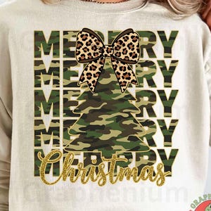 Può includere: Una felpa color crema con un design natalizio festivo. Il design presenta la parola "MERRY" ripetuta in un motivo mimetico, un albero di Natale mimetico e un fiocco leopardato. La parola "Christmas" è scritta in glitter dorati.