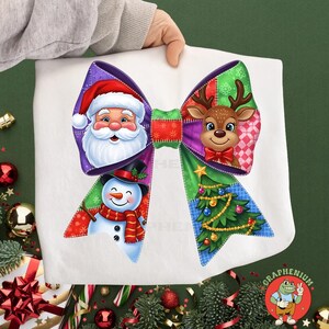 Puede incluir: Un lazo blanco con temática navideña con Papá Noel, un reno, un muñeco de nieve y un árbol de Navidad. El lazo está dividido en secciones con un diseño de patchwork, que incorpora colores rojo, verde, morado y azul. El lazo lo sostiene una persona.