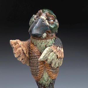 El Defensor Pájaro grotesco inspirado en los alfareros victorianos de los hermanos Martin