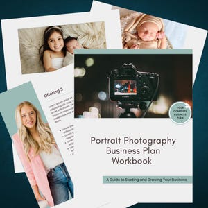 以下が含まれることがあります： 「ポートレート写真ビジネスプランワークブック：ビジネスを始めるためのガイド」というタイトルのワークブックで、背景にはカメラレンズがあります。ワークブックは白で、薄いグレーの枠と茶色と黒のテキストがあります。