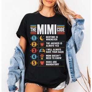 Peut inclure: T-shirt noir avec le texte "THE MIMI CODE" en blanc et des accents colorés. Le t-shirt énumère cinq règles : L'heure du coucher est quand vous voulez, La réponse est toujours oui, Je vous soutiendrai toujours, Maman n'a pas besoin de savoir, et Les câlins sont obligatoires.