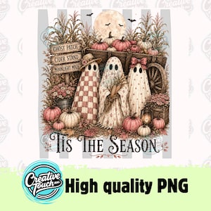 Peut inclure: Une illustration graphique montrant trois fantômes devant un chariot en bois, des citrouilles et des tiges de maïs sous une pleine lune. Un panneau indique GHOST PATCH, CIDER STAND, MOONLIGHT MAZE. Le texte TIS THE SEASON est en bas.