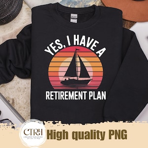 Peut inclure: Sweat-shirt noir avec un motif de coucher de soleil représentant un voilier. Le texte "YES, I HAVE A RETIREMENT PLAN" est imprimé en blanc. Thème nautique vintage.