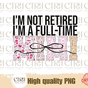 Peut inclure: Graphisme avec le texte "I'M NOT RETIRED I'M A FULL-TIME M.O.M.I." Le mot "MOM" est en rose avec un nœud. Le texte "High quality PNG" est en bas, avec un sceau rouge "ORIGINAL".