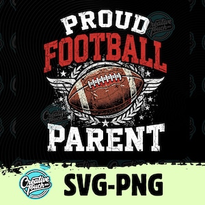 Puede incluir: Una taza de cerámica blanca con asa negra y el texto "But First, Coffee" en negrita negra. La taza se encuentra sobre un fondo borroso, sugiriendo un ambiente acogedor.