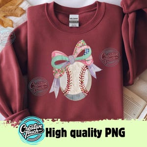 Peut inclure: Sweat-shirt bordeaux avec un appliqué de baseball orné d'un nœud floral et à carreaux. Le baseball a des coutures rouges et des rubans lavande. Le texte "High quality PNG" est affiché en bas.