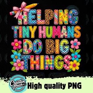 Peut inclure: Graphique coloré avec l'inscription "HELPING TINY HUMANS DO BIG THINGS" dans différents motifs et couleurs, dont des motifs floraux, à pois et léopard. Un crayon avec un nœud rose est au-dessus du mot "HELPING". Le texte "High quality PNG" est également présent.
