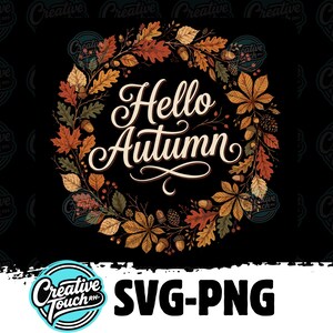 Peut inclure: Un design graphique numérique présentant le texte Hello Autumn dans une police cursive blanche, centré dans une couronne circulaire de feuilles d'automne colorées, de glands et de pommes de pin sur fond noir, avec le texte SVG-PNG en dessous.