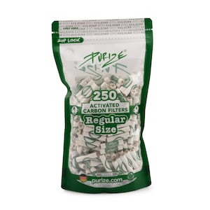 Puede incluir: Una bolsa de plástico transparente resellable que contiene 250 filtros de carbón activado blancos Purize. El empaque tiene detalles en verde, el texto 250 ACTIVATED CARBON FILTERS, Regular Size y el sitio web purize.com impreso al frente.