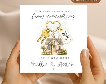 Könnte beinhalten: Eine quadratische Grußkarte mit einer Aquarellillustration eines Hauses, Schlüsseln und einem herzförmigen Schlüsselanhänger. Die Karte trägt die Aufschrift "New Chapter, New Keys, New Memories" und "Happy New Home". Das Jahr "2026" steht auf einem Anhänger. Die Namen "Millie & Aaron" stehen ebenfalls auf der Karte.
