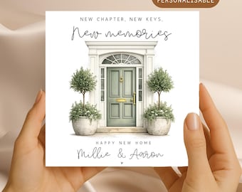 Könnte beinhalten: Quadratische Karte, in Händen gehalten, mit einer Aquarellillustration einer grünen Haustür mit weißem Rahmen und Topfbäumen. Der Text lautet "New Chapter, New Keys", "New memories" und "Happy New Home", mit Namen.