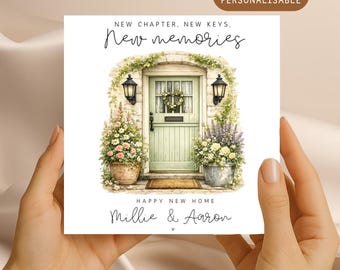 Könnte beinhalten: Quadratische Karte mit einer Aquarellillustration einer grünen Tür mit Blumenschmuck. Der Text enthält "New Chapter, New Keys, New Memories" und "Happy New Home" sowie die Namen "Millie & Aaron".