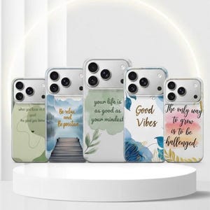 Pode incluir: Uma coleção de capas de telemóvel com citações inspiradoras e desenhos florais. As capas apresentam frases como "Good Vibes" e "Be Relax and Be Positive". Cada capa tem um design e esquema de cores diferentes.