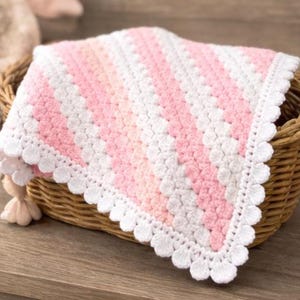 Patrón de manta de bebé a crochet: punto diagonal con borde festoneado (descarga en PDF)