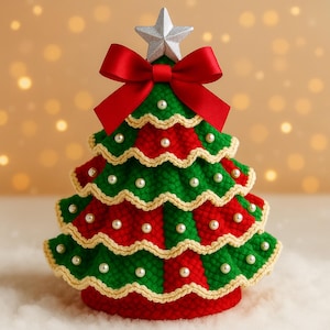 Peut inclure: Décoration artisanale en forme de sapin de Noël. Le sapin est fait de fil rouge et vert, orné de perles blanches et d'une étoile argentée au sommet. Un nœud rouge est placé sous l'étoile. Le sapin mesure environ 15 cm de haut.