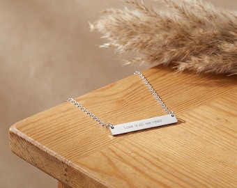Collar de barra horizontal "El amor es todo lo que necesitamos" / Placa con nombre grabada