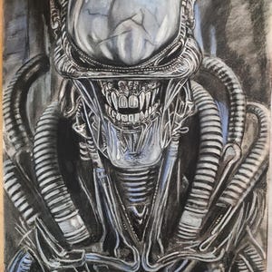 Peut inclure: Un dessin en noir et blanc d'une créature extraterrestre avec une grosse tête et des dents acérées. L'extraterrestre a un design complexe avec de nombreux tubes et fils.