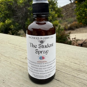 Könnte beinhalten: Eine braune Glassprühflasche mit schwarzem Verschluss und weißem Etikett. Auf dem Etikett steht "The Student Spray" mit Gebrauchsanweisung. Der Hintergrund zeigt eine verschwommene Szene im Freien mit Bäumen.