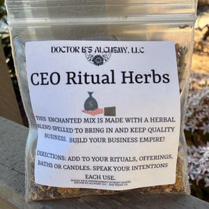 Könnte beinhalten: Ein weißer Beutel mit einem Etikett, auf dem "CEO Ritual Herbs" steht. Das Etikett enthält auch den Text "This enchanted mix is made with a herbal blend spelled to bring in and keep quality business. Build your business empire!" und "Directions: Add to your rituals, offerings, baths or candles. Speak your intentions each use."