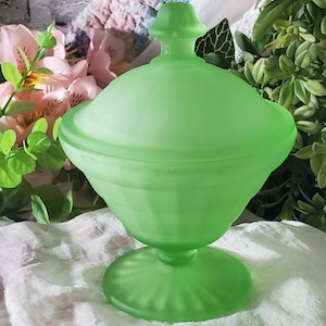 1930s Uranium Glassüberzogene Konfektdose, Satin Schälchen mit Deckel. Depression Ära. UV-Leucht.