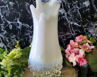 Antieke Sowerby-opalen Piasa-vaas met klauwvoet: Victoriaans wit geperst glas. 9,5" hoog.