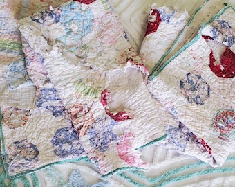 Vintage Hexagon Mosaik Quilt Stücke: Feedsack-Stil Reststoff-Panels. 2 Stück verfügbar.