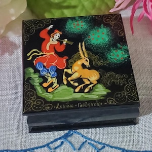 VINTAGE RUSSIAN PALEKH Portagioie laccato nero. Splendida scena naturale dipinta a mano con colori vivaci, firmata dall'artista, cartapesta, legno.