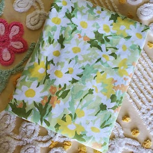 1970-talets Dapper Daisy-dubbla dra-på-lakan: Retro gult och grönt blommigt sängkläder. Dekor/Pyssel/Quiltar.