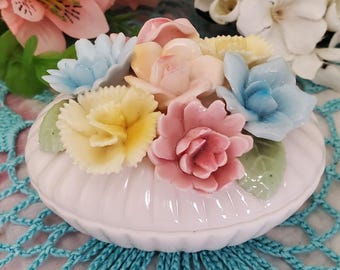 Boîte à bijoux Mid-Century en porcelaine : bouquet de fleurs appliqué peint à la main. Petit plat de toilette avec couvercle.