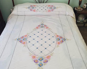 VINTAGE 1923 EMBROIDERED COVERLET – Bucilla Kit. Ecru Muslin w/Hand-Stitched Floral Medallions & Border. 88&quot;x82&quot;. Grandmillennial/Farmhouse.