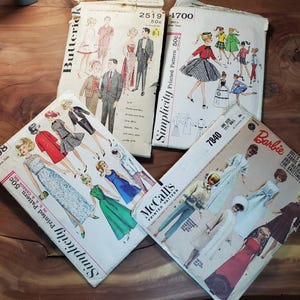 MODELLI ORIGINALI BARBIE ANNI '60. Lotto di 4-McCalls#7840; Simplicity#4700 e #6208; Butterick#2519. Tagliati e non tagliati-Vedi i dettagli nella descrizione.