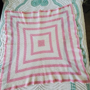 CROCHET VINTAGE Afghan/Couverture/Nappe.  Joli fil synthétique rose et blanc de petit calibre à motif géométrique. 40 x 40 po. pour bébé ou table.