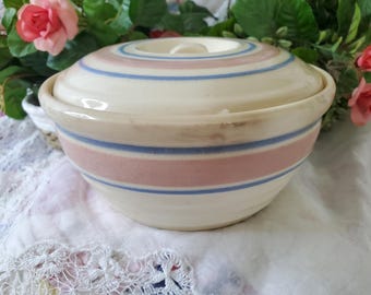 1940er-50er Jahre Hull Deckelschale: Rosa-Blaues Steingut mit Bienenstock. Wabi Sabi Grunge Dekor.